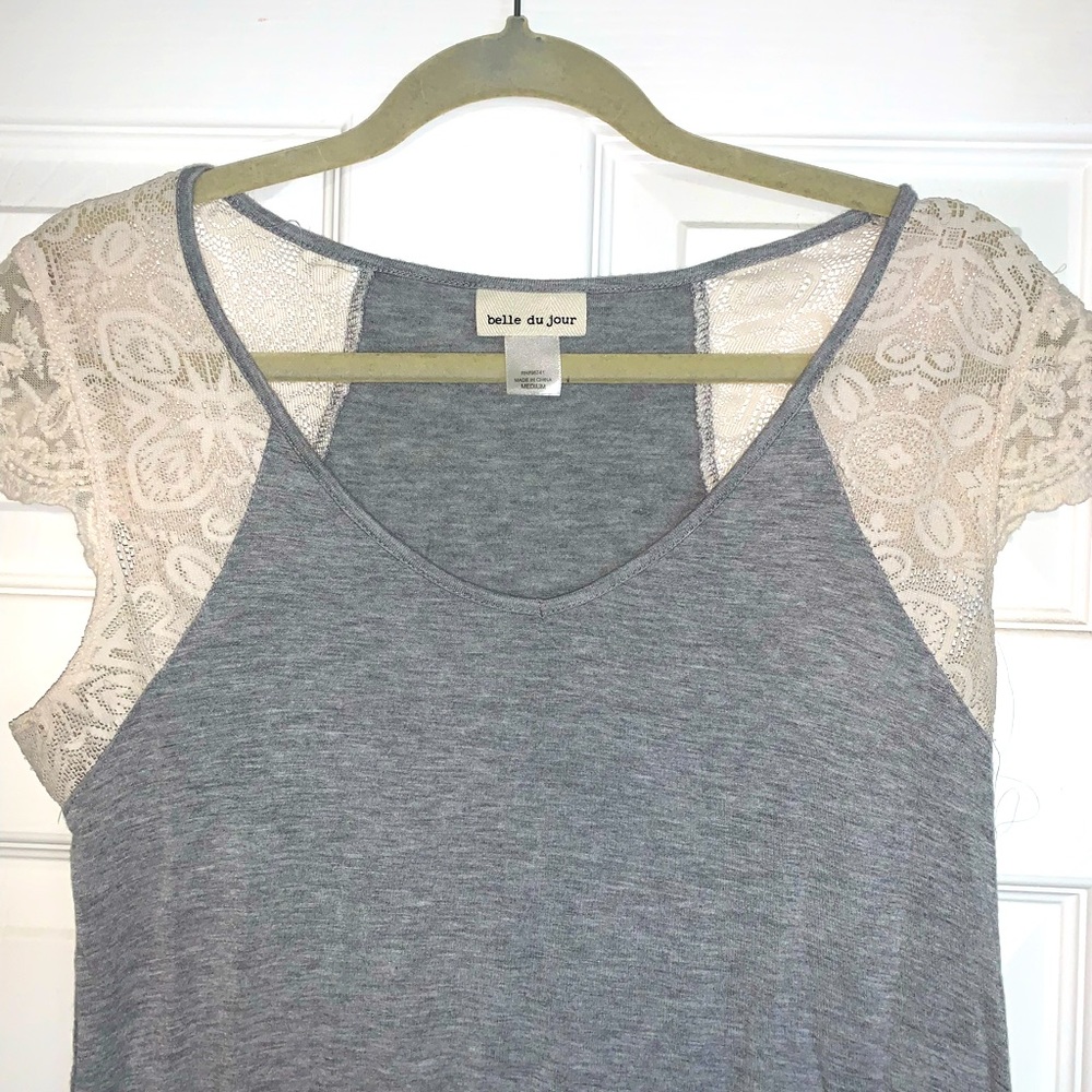 CLASSIC SCOOP NECK TEE WITH LACE DETAILING